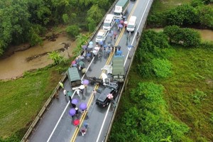 3 xe tải tông liên hoàn trên cao tốc Nội Bài - Lào Cai, 1 người chết