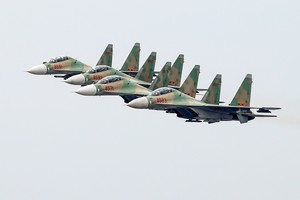 Người dân háo hức xem tiêm kích Su-30MK2, trực thăng Mi luyện tập