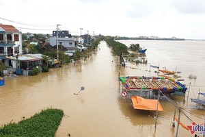 Mưa lớn “càn quét” 4 tỉnh miền Trung, nhiều nơi bị cô lập