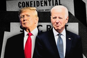 Các vụ lộ tài liệu mật của ông Biden và ông Trump có giống nhau?