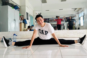 Nguyễn Phi Hùng 46 tuổi vẫn dẻo dai, trẻ hơn tuổi nhờ tập yoga 