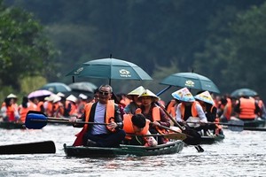 Hàng nghìn du khách ngồi thuyền đội nắng du xuân Tràng An