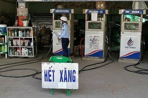 Xăng giảm, dầu tăng: Petrolimex kêu than lẽ gì?