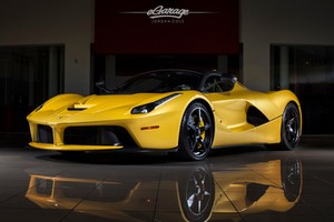 Quá trình “đập hộp” siêu xe LaFerrari đầy thú vị