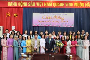 TSKH Phan Xuân Dũng chúc mừng ngày Quốc tế Phụ nữ 8/3