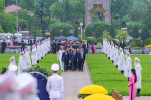 Lãnh đạo Đảng, Nhà nước và ĐBQH vào Lăng viếng Chủ tịch Hồ Chí Minh