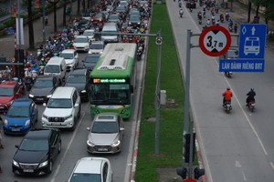 Hà Nội thay xe buýt xăng bằng xe điện, số phận buýt BRT?