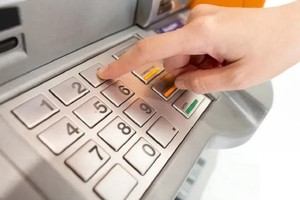  Đây là lý do tại sao bàn phím ATM làm bằng kim loại