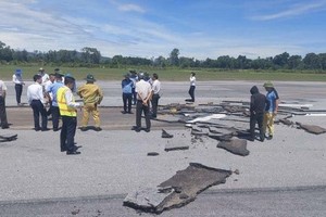 Thêm nguyên nhân khiến đường băng sân bay Vinh bong bật