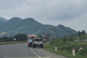 Nghi nhà xe Bình An phá luồng tuyến, bắt khách trên cao tốc, bỏ bến đích