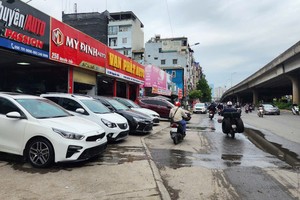 Vỉa hè đường Nguyễn Xiển bị 'cày' nát, showroom ô tô chiếm dụng 