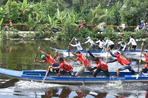 Giải đua vỏ lãi chào mừng Ngày hội Đại đoàn kết dân tộc