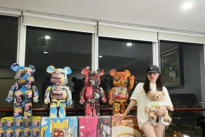 Lộ danh tính gái xinh chơi Bearbrick tiền tỷ làm netizen choáng váng