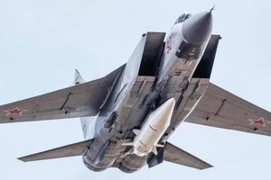 Nga - Ukraine hạ nhiệt, MiG-31K triển khai ở Syria, F-22 chờ sẵn