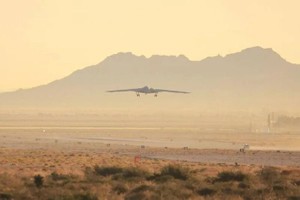 Máy bay ném bom tàng hình B-21 Raider cất cánh có ý nghĩa gì?