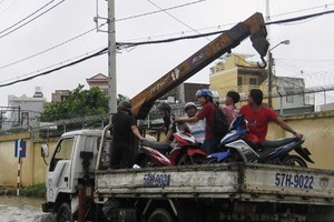 Những dịch vụ độc hốt bạc triệu trong mùa mưa ngập   