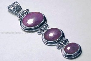 Ngắm trang sức ruby giá khủng đại gia tặng người tình dịp 8/3 