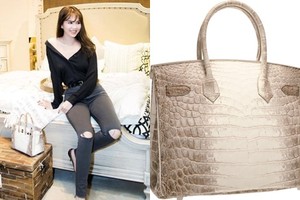 Cận cảnh túi Hermes Birkin đắt đỏ bị nghi hàng nhái của Ngọc Trinh  