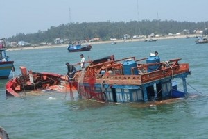 Tàu lạ đâm chìm tàu ngư dân, 2 người chết và mất tích