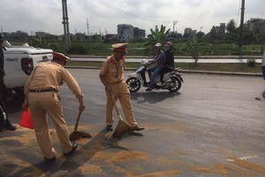 Quảng Ninh: CSGT “đội nắng” lấp vết dầu, tránh nhiều phương tiện trượt ngã 