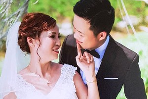 Chuyện tình vợ hơn chồng 35 tuổi: Thay vì “ném đá” hãy chúc phúc họ