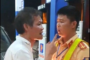 Tài xế xe biển xanh tát CSGT Thanh Hoá: Say xỉn, tè bậy... nổi máu côn đồ