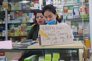 Chợ thuốc Hapulico đồng loạt treo biển "không bán khẩu trang": Công an vào cuộc