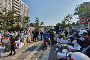 Khu cách ly đông nghịt người tiếp tế vật dụng, thực phẩm: “Điểm nóng”nguy cơ lây nhiễm Covid-19