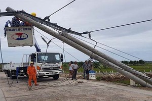 400 cột điện ở Huế bị gãy, đổ: Chỉ 30 cột dự ứng lực, hỏi trách nhiệm EVN Thừa Thiên Huế?