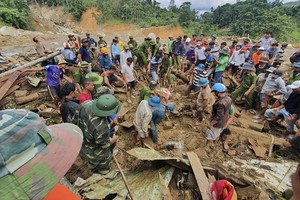 Mưa lũ, sạt lở đất miền Trung: Con người có tác động vào thiên tai?