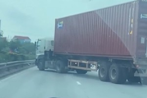 Video: Bị CSGT yêu cầu dừng xe, container lạng lách đánh võng QL5