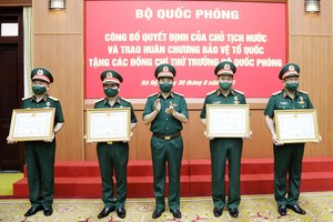 5 Thứ trưởng Bộ Quốc phòng nhận Huân chương Bảo vệ Tổ quốc