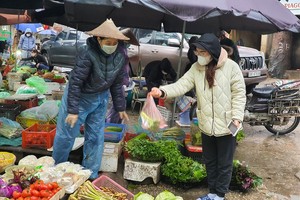 “Cạn lời” đi chợ giữa dịch COVID-19: Sả đắt gấp ba, thì là 400.000 đồng/kg