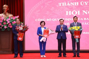 Bí thư Thành ủy Hà Nội Đinh Tiến Dũng trao 3 quyết định về công tác cán bộ