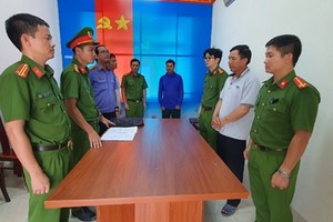 Bắt cựu chủ tịch xã tự ý giao đất công cho cán bộ, người nhà