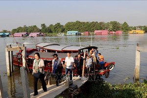 Làng bè sắc màu ngã ba sông Châu Đốc- độc đáo du lịch sông nước