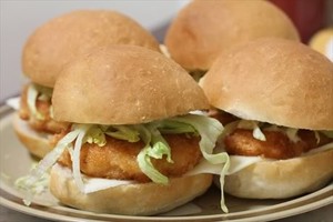 Làm bánh mì burger tôm cho bữa sáng