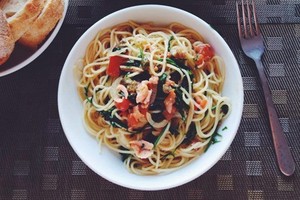 Làm spageti cá hồi cho bé lười ăn cơm