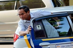 Thứ trưởng cười tươi đi taxi