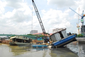 Chìm ghe chở đất khi đang thi công dự án chống ngập