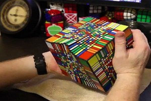 Tận mục khối rubik lớn nhất thế giới xoay 7 giờ mới xong