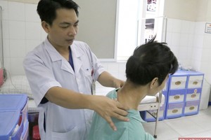 Nhờ thầy lang đắp thuốc đến khi liệt hoàn toàn mới đến bệnh viện