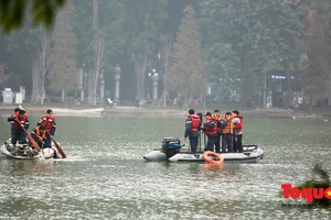 Bơi ra tháp Rùa, thanh niên nghi “ngáo đá” tử vong