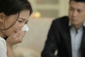 Về nhà giữa trưa, vợ trẻ khóc ngất trước cảnh trớ trêu trong phòng ngủ