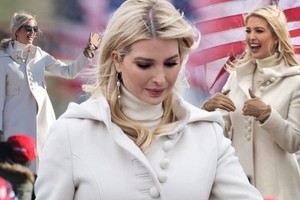 Ivanka Trump diện đồ trắng thanh lịch vẫn cực gợi cảm trong dịp bầu cử