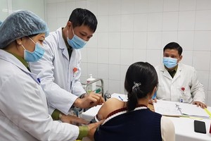 3 nữ tình nguyện viên bắt đầu tiêm vắcxin Nanocovax liều cao nhất 