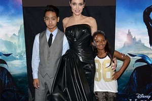 Angelina Jolie gần gũi với con nuôi hơn con đẻ