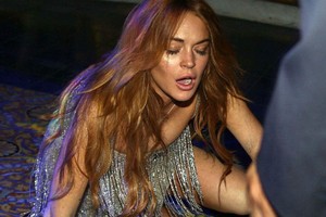 Lindsay Lohan ngã sõng xoài trên thảm đỏ