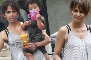 Halle Berry phờ phạc vì thiếu son phấn