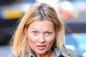 Siêu mẫu Kate Moss già nua mặt mộc